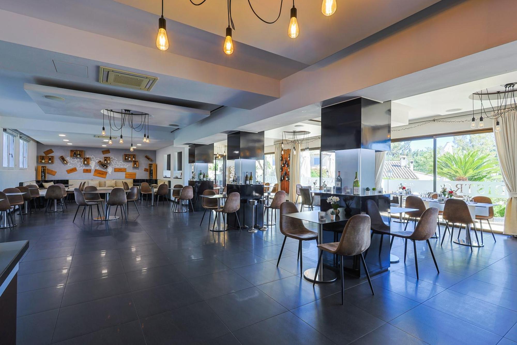 Hotel & Restaurant Perla Riviera Villeneuve-Loubet Exterior foto